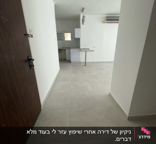 רצפה נקייה בחדר ריק עם קירות לבנים